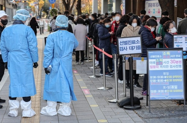 11일 오전 서울 송파구 송파구보건소 선별진료소에서 방호복을 입은 관계자가 신종 코로나바이러스 감염증(코로나19) 검사를 받으러 온 시민을 안내하고 있다. /사진=연합뉴스