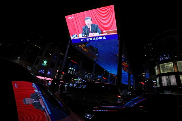 지난 11일 시진핑 중국 국가주석이 베이징에서 속개된 공산당 제19기 중앙위원회 6차 전체회의(19기 6중 전회)에서 연설하는 모습이 베이징 시내의 대형 옥외 전광판에 비치고 있다. /사진=연합뉴스