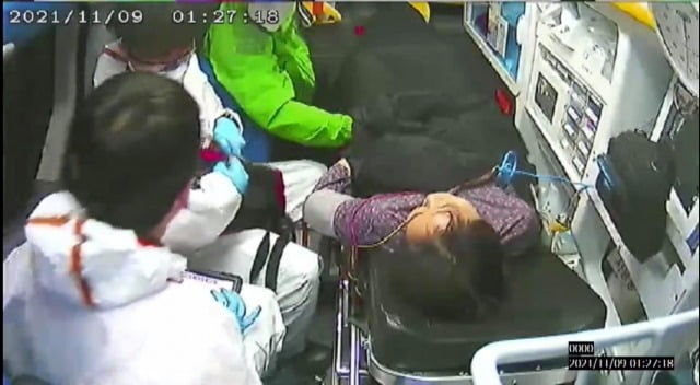 이재명 더불어민주당 대선후보 측이 공개한 지난 9일 아내 김혜경 씨가 낙상사고를 당해 병원으로 이송되는 모습. / 사진=이해식 의원 페이스북 캡처
