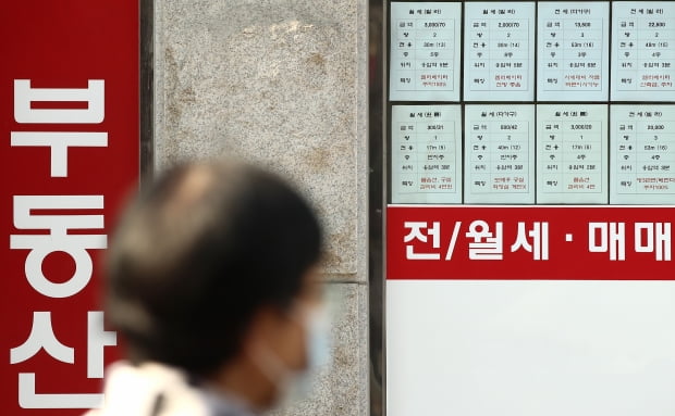 서울 시내의 한 부동산업체에 안내문이 붙어있다. 사진=연합뉴스