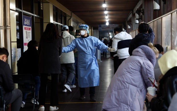 16일 오전 서울 송파보건소 코로나19 선별진료소에서 검사를 받으려는 시민들이 대기하고 있다. /사진=연합뉴스