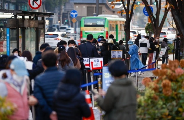 16일 오전 서울 송파보건소 코로나19 선별진료소에서 검사를 받으려는 시민들이 대기하고 있다. /사진=연합뉴스