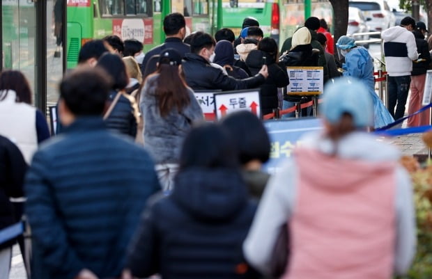 16일 오전 서울 송파보건소 코로나19 선별진료소에서 검사를 받으려는 시민들이 대기하고 있다. /사진=연합뉴스