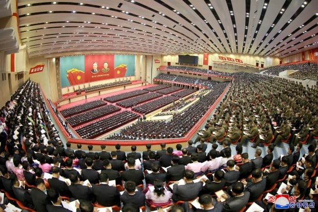  북한이 6년만에 '3대혁명 선구자 대회'를 18일  평양에서 개최됐다고 조선중앙통신이 19일 보도했다. 김정은 당 총비서는 대회 서한을 보내고 3대혁명 운동을 위한 실천방도를 제시했다.   사진=연합뉴스