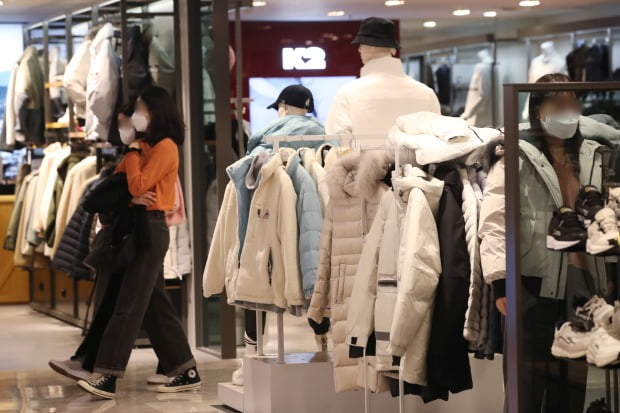 서울 중구 롯데백화점 본점 아웃도어 브랜드 매장에서 시민들이 쇼핑을 하고 있다.(사진=연합뉴스)