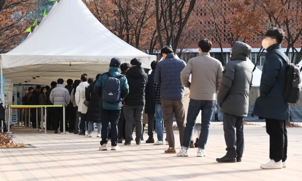 23일 오전 서울시청 앞 서울광장 코로나19 선별진료소를 찾은 시민들이 검사 순서를 기다리고 있다. /사진=연합뉴스