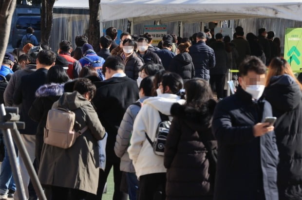  24일 서울광장 코로나19 임시선별진료소에서 시민들이 검사를 받기 위해 줄지어 서 있다. /사진=연합뉴스