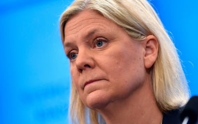 스웨덴 사상 최초 여성총리, 취임 수시간만에 사퇴의사 밝혀 