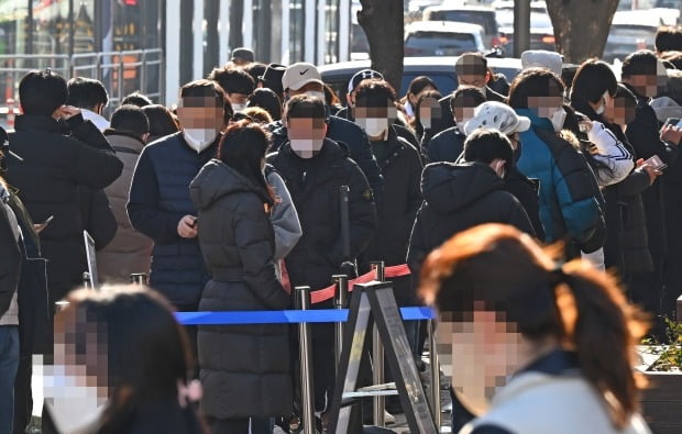  26일 오전 서울 송파구보건소에 설치된 임시 선별진료소를 찾은 시민들 검체 검사를 위해 대기하고 있다. /사진=연합뉴스