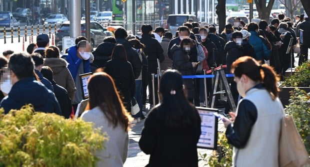  26일 오전 서울 송파구보건소에 설치된 임시 선별진료소를 찾은 시민들 검체 검사를 위해 대기하고 있다. /사진=연합뉴스