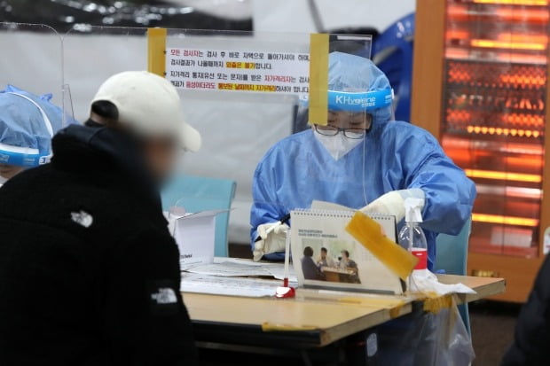 30일 오전 광주 광산구청 마당에 설치된 코로나19 선별진료소에서 방역 관계자가 진단검사 신청서를 접수하고 있다. /사진=연합뉴스