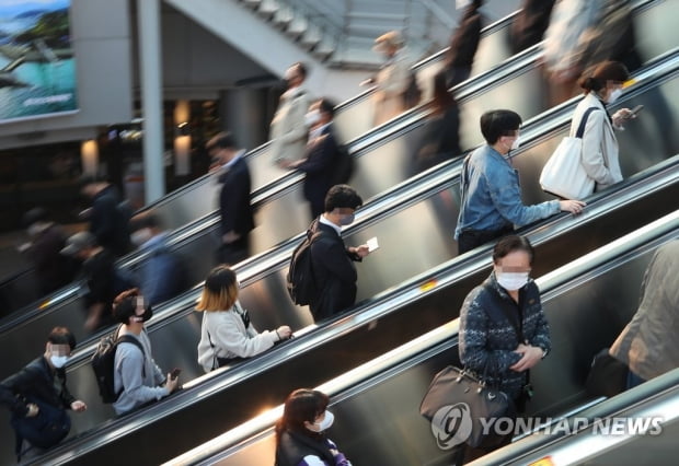 '집콕' 끝내고 직장으로 학교로…"첫 사무실 출근 어색"