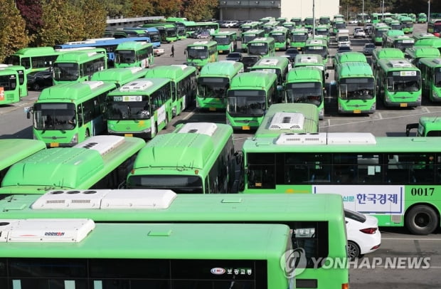 호주서 요소수 2만ℓ 들여오지만 절대 부족…물류-버스대란 우려