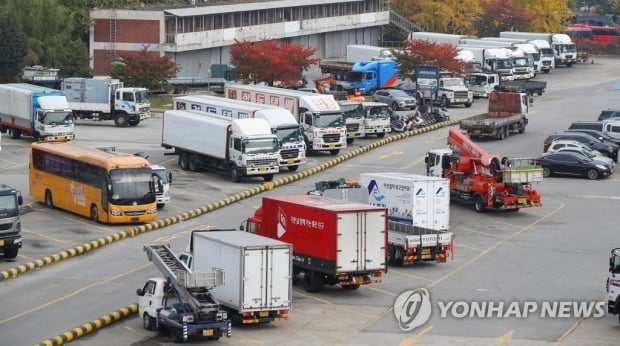 호주서 요소수 2만ℓ 들여오지만 절대 부족…물류-버스대란 우려