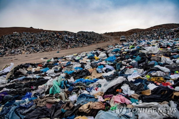 사막에 쌓인 옷 산…패스트패션의 그늘