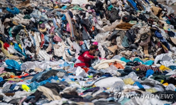 사막에 쌓인 옷 산…패스트패션의 그늘