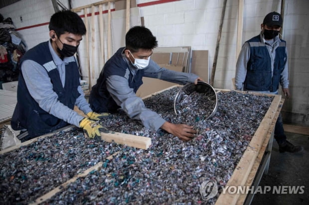 사막에 쌓인 옷 산…패스트패션의 그늘