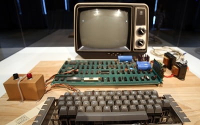 잡스 첫 제품 '애플1 컴퓨터', 4억7000만 원에 팔려