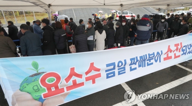 요소수 품귀 사태에 일단 '숨통'…석달내 근본대책 마련은 과제