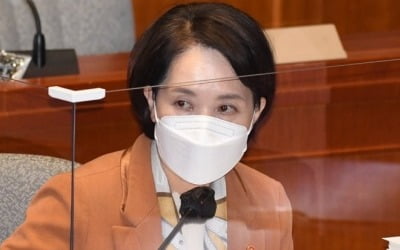 유은혜 "김건희 허위이력 의혹 확인시 임용 대학에 처분 조치"