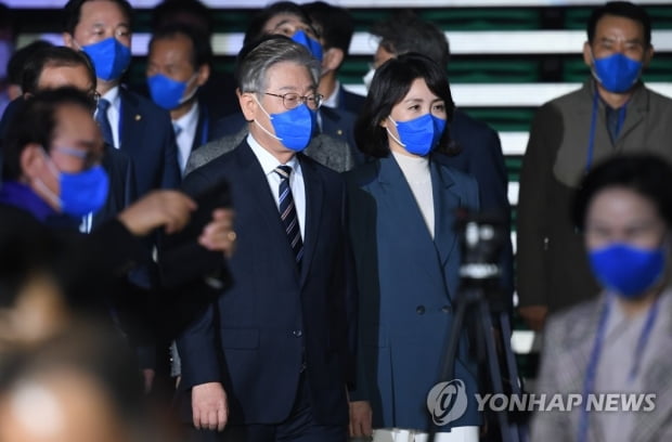 경찰, 이재명 부인 김혜경씨 취재하던 기자들에 '스토킹' 경고