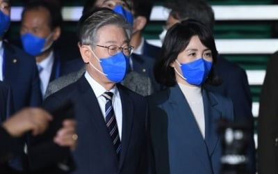 경찰, 이재명 부인 김혜경씨 취재하던 기자들에 '스토킹' 경고