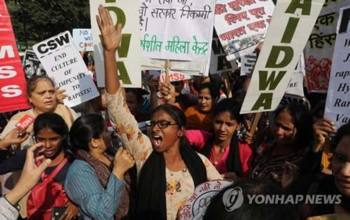 인도서 또 집단성폭행 사건…16세 소녀 가해자 수백명 | 한국경제
