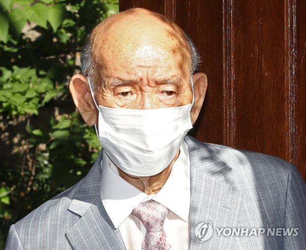 청와대 "전두환 전 대통령 명복빈다…역사문제 사과 안해 유감"