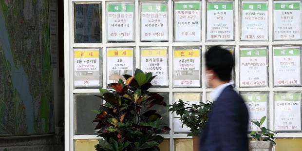 서울시내의 한 공인중개사무소에 부동산 매물이 붙어 있다. /뉴스1