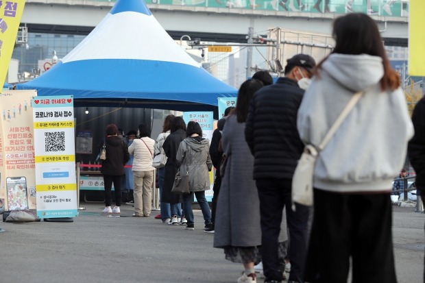  2일 오전 서울 중구 서울역광장에 마련된 신종 코로나바이러스 감염증(코로나19) 임시선별진료소에서 시민들이 검사를 기다리고 있다. /사진=뉴스1