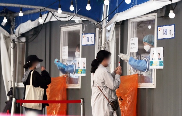 서울 중구 서울역광장에 마련된 신종 코로나바이러스 감염증(코로나19) 임시선별진료소에서 시민들이 검사를 받고있다. /사진=뉴스1