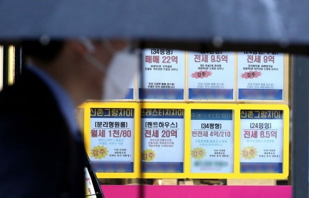 서울 시내의 한 부동산 중개업소에 앞을 시민이 지나고 있다. 사진=뉴스1