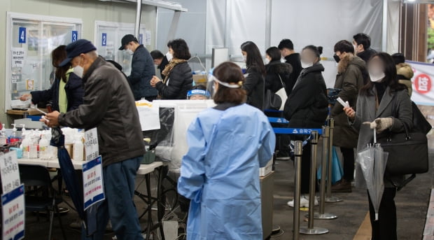 9일 서울 송파구보건소에 마련된 선별진료소를 찾은 시민들이 신종 코로나바이러스 감염증(코로나19) 검체 검사를 기다리고 있다. 사진=뉴스1