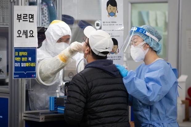 9일 서울 송파구보건소에 마련된 선별진료소를 찾은 한 시민이 신종 코로나바이러스 감염증(코로나19) 검체 검사를 받고 있다. /사진=뉴스1