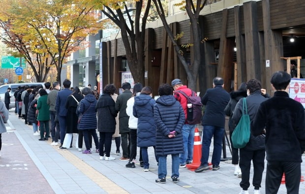 11일 오전 서울 송파구보건소에 마련된 선별진료소를 찾은 시민들이 검사를 받기 위해 줄을 서서 기다리고 있다. /사진=뉴스1