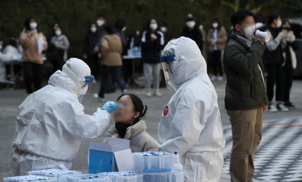 11일 울산 남구 한 고등학교에 마련된 신종 코로나바이러스 감염증(코로나19) 임시 선별진료소에서 학생 507명과 교직원 82명에 대해 전수검사가 이뤄지고 있다. /사진=뉴스1