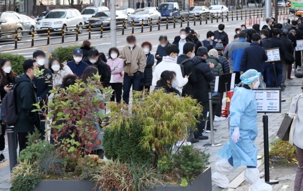 22일 오전 서울 송파구 보건소에 마련된 선별진료소를 찾은 시민들이 길게 줄을 서 검사 차례를 기다리고 있다. /사진=뉴스1