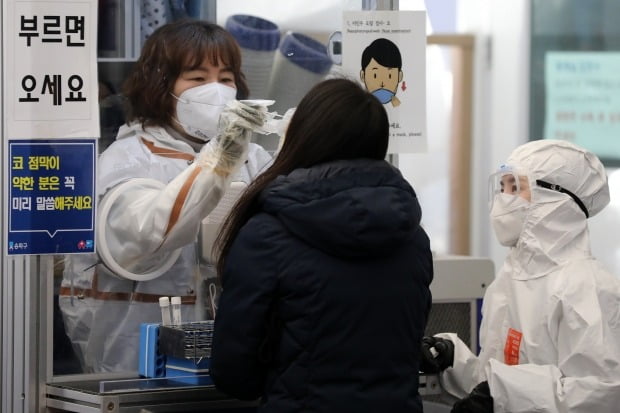 29일 오전 서울 송파구보건소에 마련된 신종코로나바이러스 감염증(코로나19) 선별진료소에서 한 시민이 코로나19 검사를 하고 있다. /사진=뉴스1