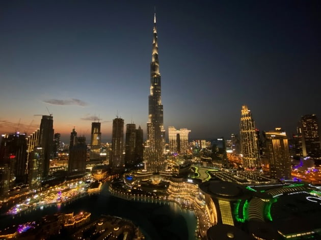 A general view shows Burj Khalifa, the tallest building in the world, in Dubai, United Arab Emirates, December 31, 2020. 로이터연합뉴스
