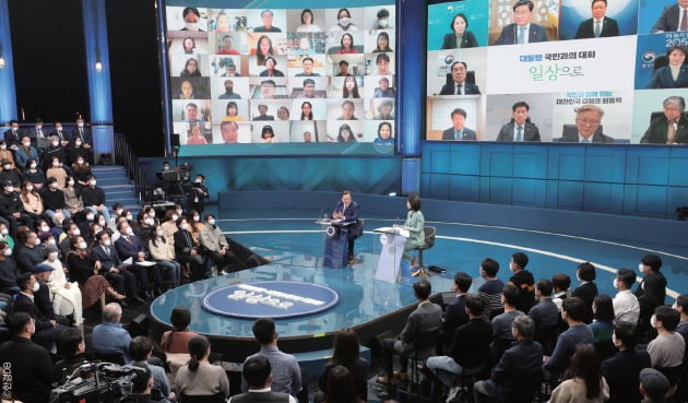 ‘위드 코로나’ 시대로... 문재인 대통령이 지난 11월 21일 오후 서울 여의도 KBS 공개홀에서 열린 2021 국민과의 대화 ‘일상으로’에서 질문을 받고 있다. 