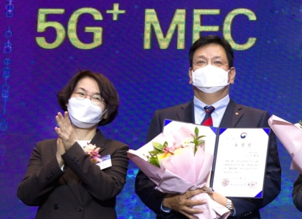 LG유플러스는 ‘U+5G 스마트항만’이 과학기술정보통신부와 한국지능정보사회진흥원이 주관하는 ‘MEC 기반 5G+ 성과공유회’에서 장관 표창을 수상했다고 1일 밝혔다. 사진은 이날 서울 강남구 코엑스에서 열린 시상식에서 서재용 LG유플러스 스마트팩토리사업담당(상무, 오른쪽)이 임혜숙 과학기술정보통신부 장관으로부터 표창장을 받은 모습. LG유플러스 제공