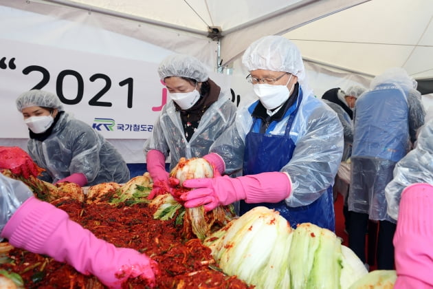 국가철도공단, 우리 농산물로 직접 담근 김장김치 철도변 이웃에 전달