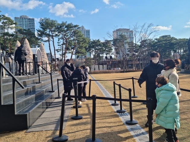 1일 롯데백화점이 프랑스 명품 브랜드 샤넬과 함께 운영하는 아이스링크에 입장하기 위해 고객들이 줄을 서고 있다. 사진=오정민 한경닷컴 기자