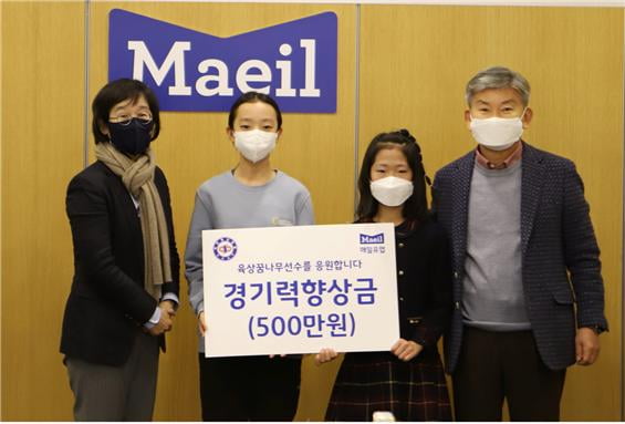 (왼쪽부터) 김선희 매일유업 사장, 기영란, 이은서, 임대기 대한육상연맹 회장