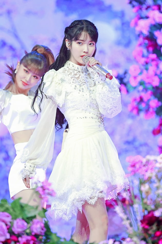 [PHOTOPIC] 아이유, 어떤 의상도 완벽 소화…'예쁘네~' (2021 멜론뮤직어워드)