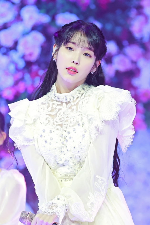 [PHOTOPIC] 아이유, 어떤 의상도 완벽 소화…'예쁘네~' (2021 멜론뮤직어워드)