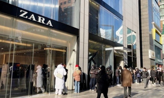 스페인 패스트 패션(SPA·제조·직매형 의류) 브랜드 '자라(ZARA)'가 국내 스트리트패션 브랜드 '아더에러'와 손잡고 만든 'AZ 컬렉션'을 선보인 6일 자라 강남점 매장에서 소비자들이 개점을 기다리고 있다. 사진=자라리테일코리아 제공