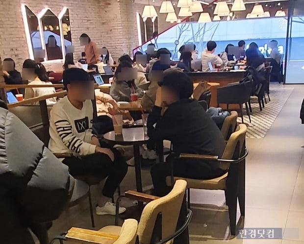 카페에서 '방역패스'가 시행된 첫날인 6일, 서울 양천구 한 프랜차이즈 커피숍의 모습. [사진=이미경 기자]