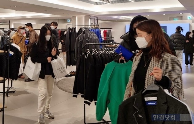 스페인 패스트 패션(SPA·제조·직매형 의류) 브랜드 '자라(ZARA)'가 국내 스트리트패션 브랜드 '아더에러'와 손잡고 만든 'AZ 컬렉션'을 선보인 6일 자라 강남점에서 소비자들이 상품을 고르고 있다. 사진=오정민 한경닷컴 기자