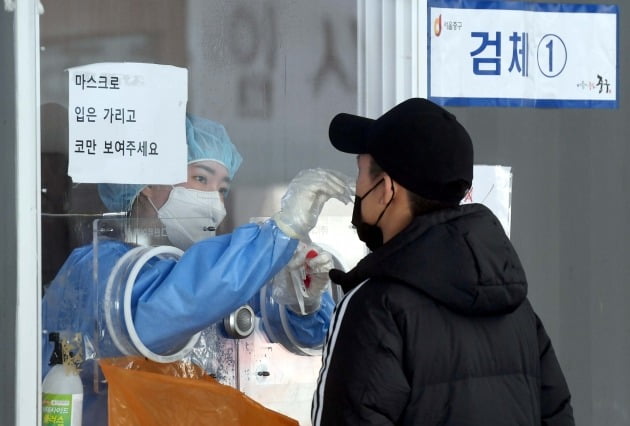 7일 서울역 광장에 마련된 선별진료소에서 한 시민이 코로나19 검사를 받고 있다. /사진=허문찬 기자 